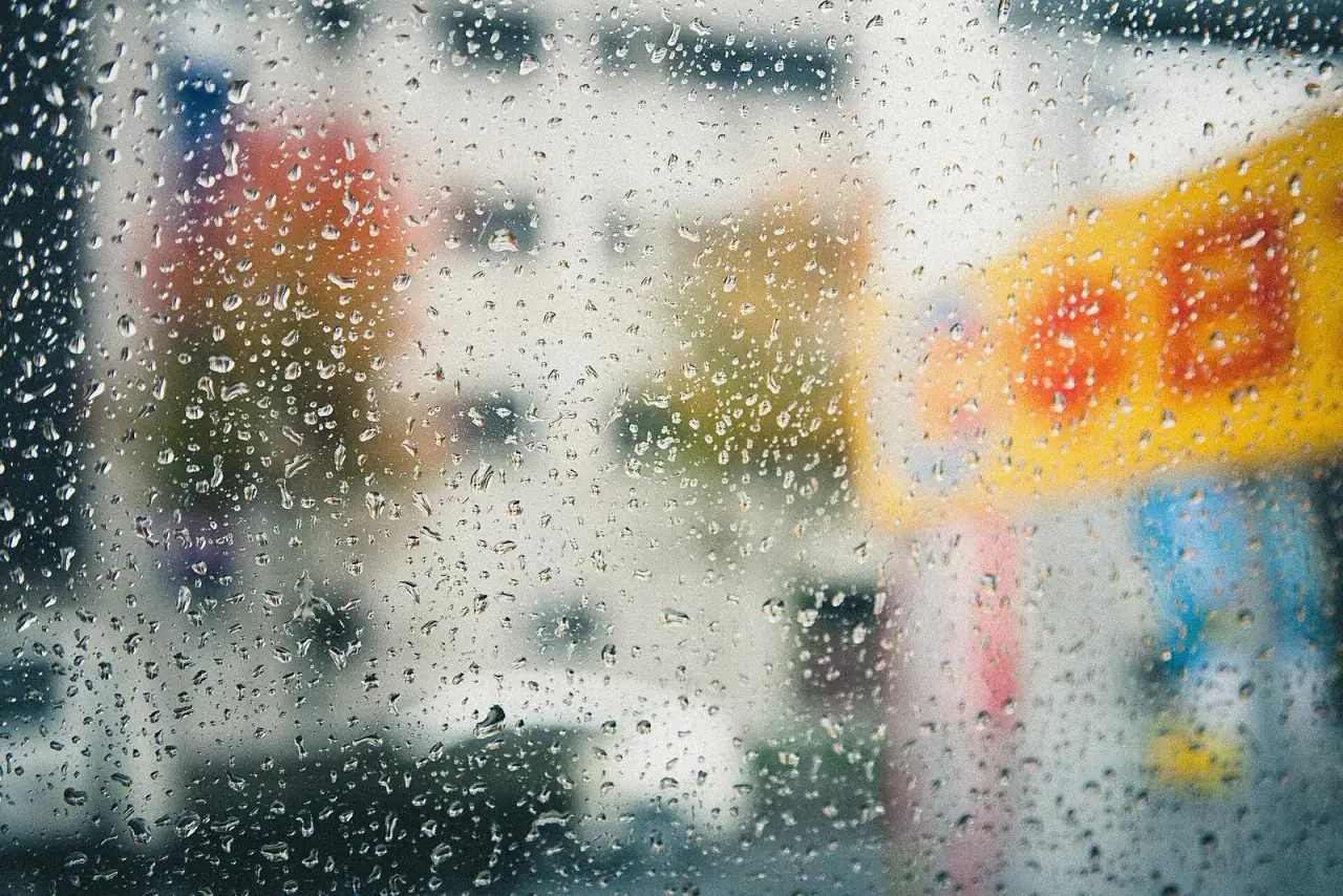 雨滴停留在窗面上