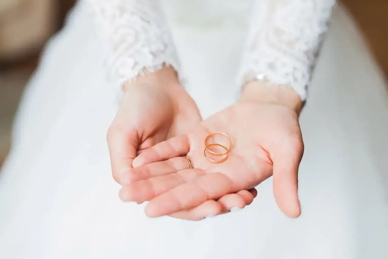 新娘手中拿着两枚婚戒