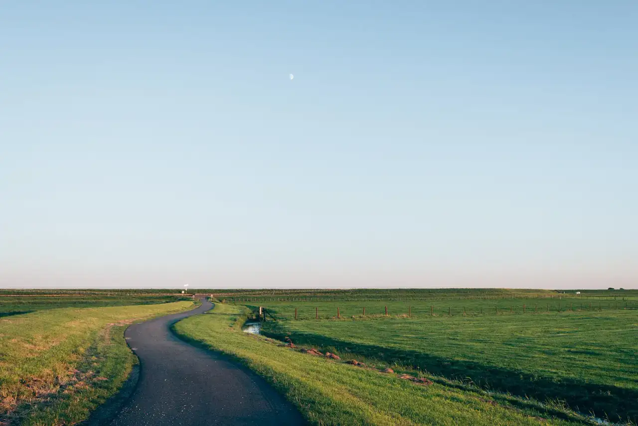 一条蜿蜒穿过山地的道路