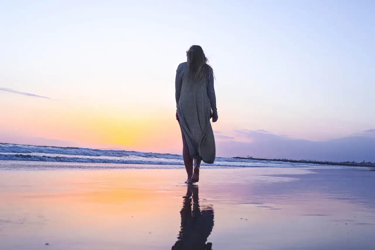 一位女性独自在沙滩上行走